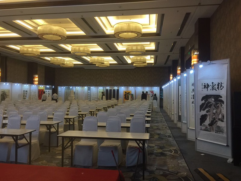 八棱柱掛畫(huà)展板