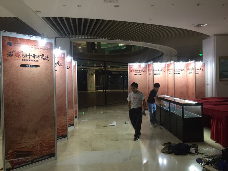 八棱柱掛畫(huà)展板