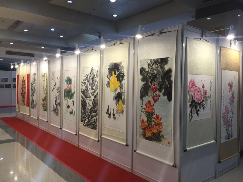八棱柱掛畫(huà)展板