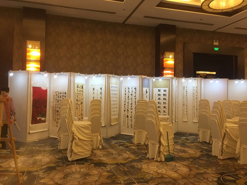 八棱柱掛畫(huà)展板