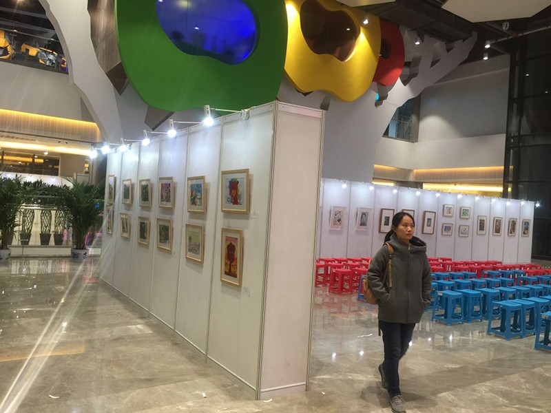 八棱柱掛畫(huà)展板